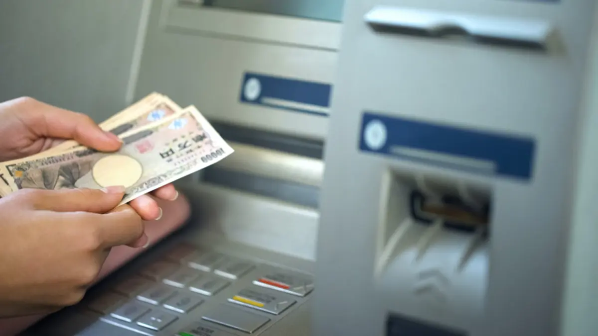 祖母から毎年「100万円」振り込んでもらえることになりました。贈与税対策だそうですが、祖母名義の口座で保管してもらった方がいいですか？