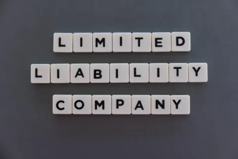 娘の就職先が「有限会社」と聞いてビックリ！ 最近あまり見かけないけど「株式会社」よりも規模は小さいの？“安定性”など大丈夫なのでしょうか？ 企業の安定性を見るポイントも解説