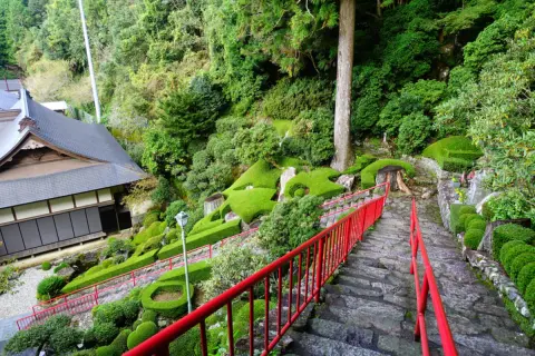 「定年後にお遍路巡りしたい」という両親。「徒歩で巡りたい」とのことだけど、ツアーの“2倍”費用がかかるって本当？ 交通手段ごとの「日数・費用」とは