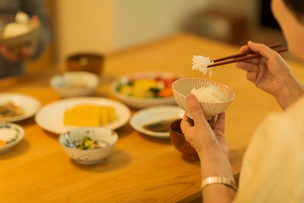 「たまの贅沢」と思って“月1万円程度”を外食に使っている4人家族なのですが、周囲に話すと「多いね」と言われました。他の家庭はどれくらいなのでしょうか？