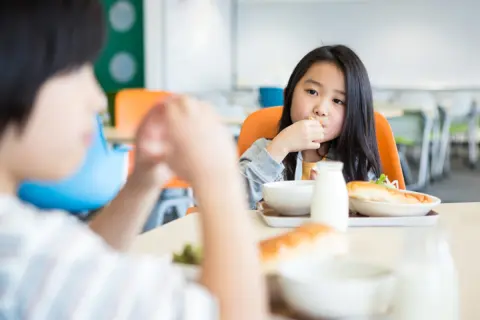 姉の地域では小学校の「給食費が無料」なのに、うちは「月5000円」かかっています。給食費無料は全自治体が「対象」ではないの？