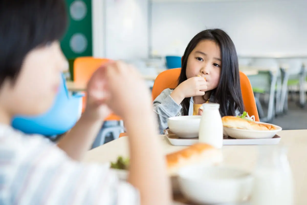 姉の地域では小学校の「給食費が無料」なのに、うちは「月5000円」かかっています。給食費無料は全自治体が「対象」ではないの？