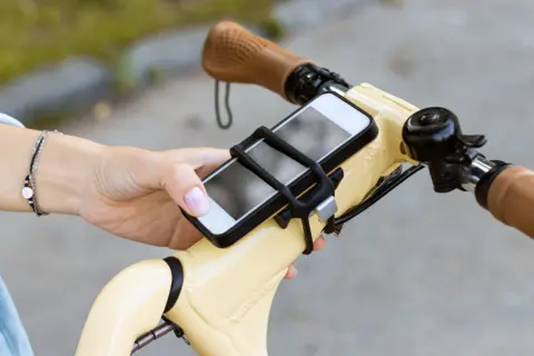 「ながらスマホ×自転車」で1万2000円の罰金に!? 来年から“自転車の交通ルール”が厳格化！「青切符制度」導入前に、今から確認すべきこととは？