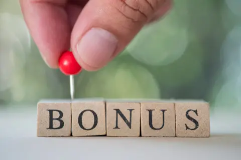 「今年のボーナス50万円だった」と落ち込む兄。私は毎年「20万円」以下なのですが、平均と比べて少ないのでしょうか？ 2024年の“夏のボーナス”平均とも比較