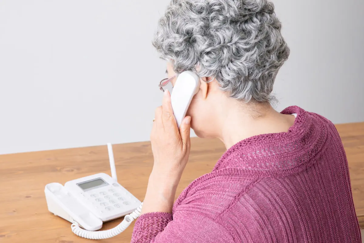 スマホがあるのに「固定電話もあった方が安心」と言う親。固定電話がある家庭はどのくらいあるのでしょうか？ 費用面も気になります