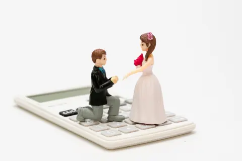 結婚式を挙げるのに親から「200万円」の援助をもらいました。この場合「贈与税」の申告は必要になりますか？