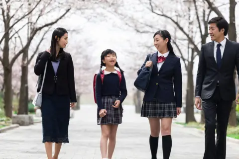 年収400万円・子ども2人の4人家族です。「児童手当」だけで教育費は足りるのでしょうか？