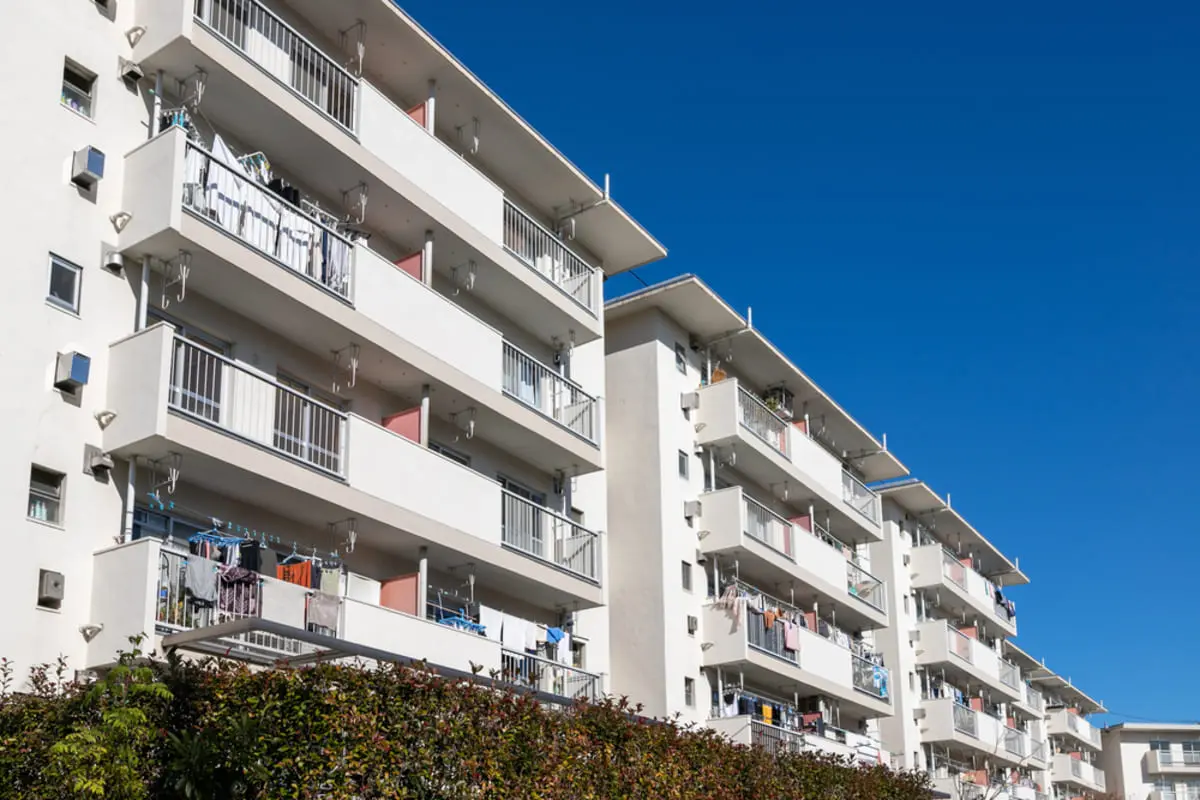 なるべく家賃を抑えたいのですが、「UR賃貸住宅」と「公営住宅」ってどう違いますか？「収入基準」や「入居条件」について解説！