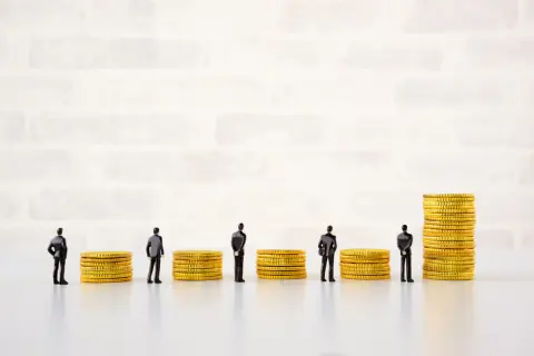 20代正社員で年収300万円は平均よりも低いのでしょうか？周囲は年収400万円の人が多いです…。