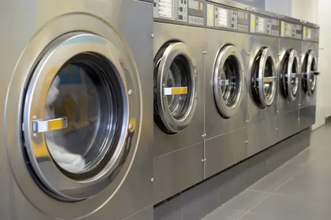 家族分のシーツやタオルケット、まとめて乾かすなら…「コインランドリー」と家庭の「洗濯乾燥機」、どちらが「安い」ですか？