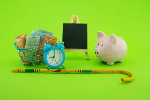 【厚生年金】毎月15万円もらうなら現役時代の「年収」はいくら？老後に必要な生活費も紹介