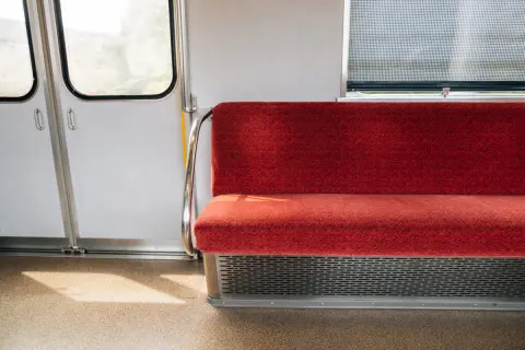 中央線ユーザーだけど「グリーン車」が快適で、満員電車通勤に戻れない！ 片道「750円」だけど、高くても使うメリットはある？「朝だけ・行き帰り」で使う場合の金額もシミュレーション