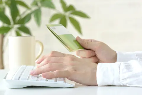 お金が貯まったので仕事を辞めて1年ほどゆっくりしたいのですが、無職で1年間過ごすためにはいくらくらい必要ですか？