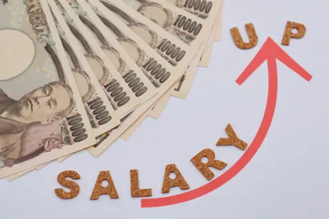 2024年の「新卒の年収」は前年より「13万2000円増」！？ 「業種別」に金額の違いはある？