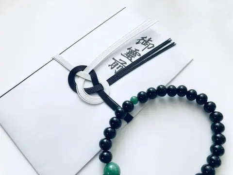 友人の親が亡くなり「香典辞退の家族葬」をするとのこと。私の親の葬儀で「香典」をもらったけど、本当に不要ですか？ そもそも参加して良いのでしょうか…？