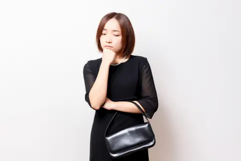 この夏のボーナスで「喪服」を買っておこうかと思っています。「家族4人分」そろえるといくら？「購入とレンタル」どちらが安いのかも解説！