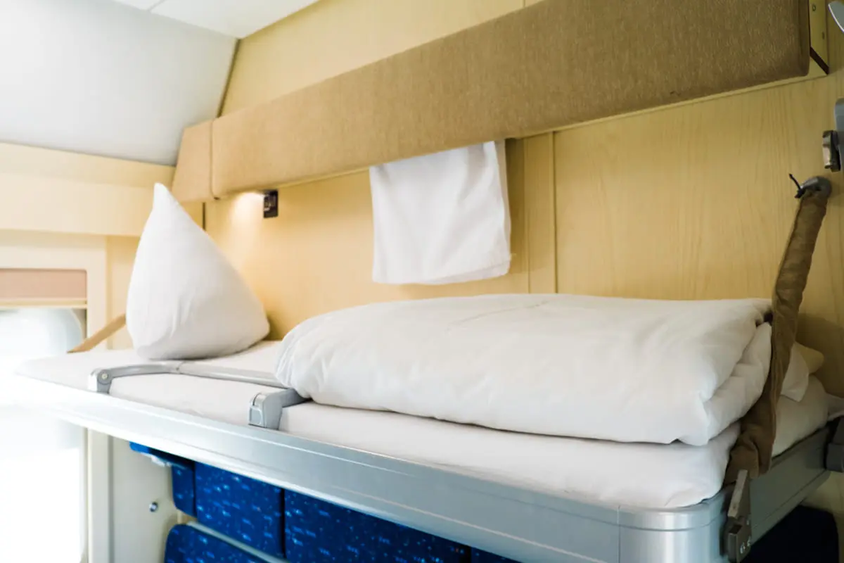 母親と寝台特急「サンライズ出雲」で島根への旅行を計画しています。せっかくなら「シングルDX」に乗りたいのですが「シングル」と比べてどれくらい高いでしょうか？「1万円以上」は覚悟するべき？