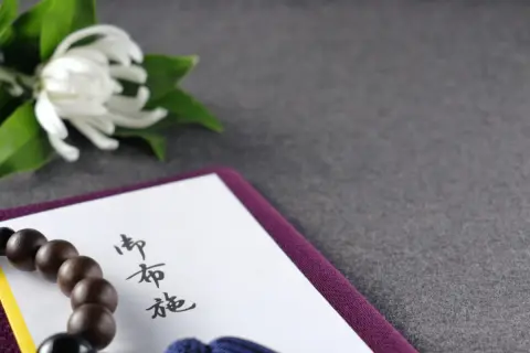 伯父の四十九日法要でお布施を「10万円」包んだと聞きました。高い気がするのですが、相場はいくらでしょうか？