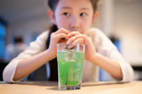出張で「東京のスタバ」に行ったら、小学生だけのグループが！ フラペチーノ「1杯500円」以上するけど、“東京の小学生”ってそんなにお金を持ってるの？ 都道府県ごとの「お小遣い額」を確認