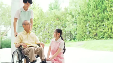 「年収600万円」の会社員に、年金暮らしの親から「扶養に入りたい」と連絡が！ 年金10万円では“老人ホームの費用”が足りないそうですが、経済的にどのようなメリット・デメリットがあるのでしょうか？