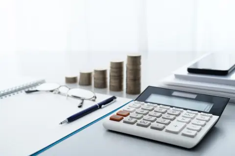 夫が昇給して「年収800万円」になるそうです。ただ、激務になるため「専業主婦になってほしい」と言われました。家計は成り立つのでしょうか？