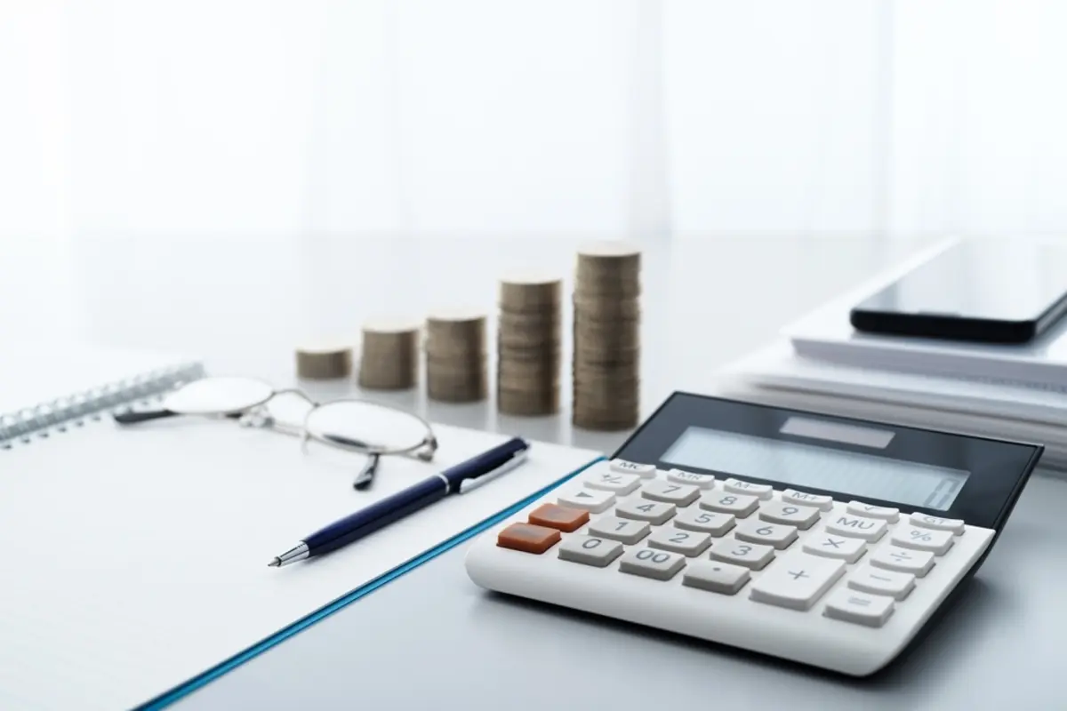 夫が昇給して「年収800万円」になるそうです。ただ、激務になるため「専業主婦になってほしい」と言われました。家計は成り立つのでしょうか？