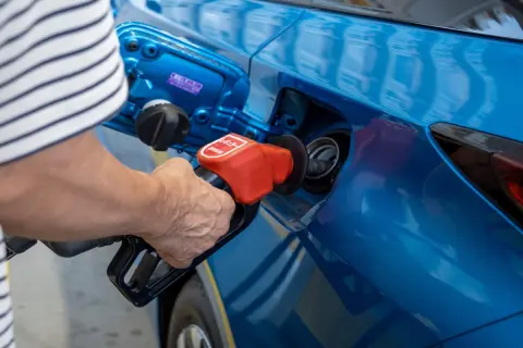 高速道路の「ガソリンスタンド」がいつも使っているところと比べて「30円」も高かった！なんでこんなに高いの？