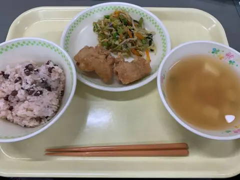 「給食の唐揚げ1個」の画像にSNSが騒然！「昔より減ってる」「本当に足りる？」“給食費無償化”で、学校給食は豪華になるのかも解説