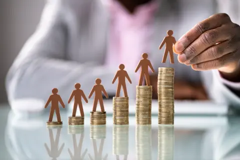 夫が「来年から部長」になります。年収は「700万円」くらいになるそうですが、「部長の中で」多いほうですか？