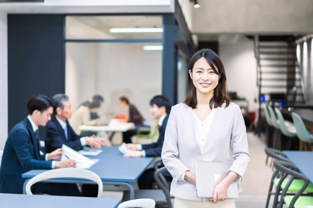 子どもが小学生になると「正社員は続けにくい」って本当？共働き家庭の「平均収入」と「正社員ママの割合」はどのくらい？