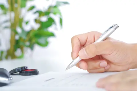 大学生になる親戚の子から「奨学金の保証人」を頼まれました。「連帯保証人」と何が違うのでしょうか？注意点はありますか？