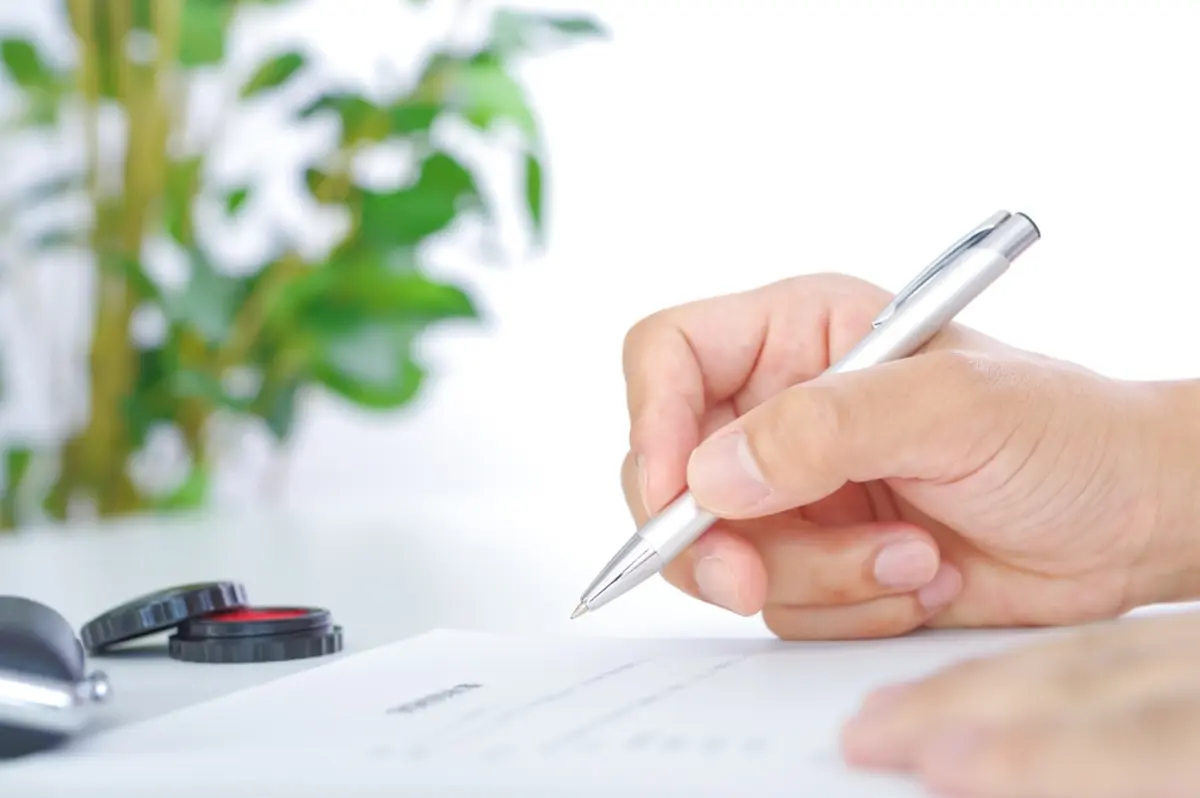 大学生になる親戚の子から「奨学金の保証人」を頼まれました。「連帯保証人」と何が違うのでしょうか？注意点はありますか？