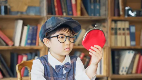 小学生の子どもに「お小遣い」を渡すか悩んでいます。何歳から、いくらくらい渡している家庭が多いのでしょうか？