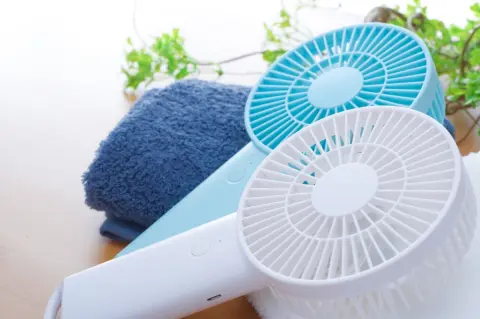 猛暑の必需品！「ネッククーラー」と「ハンディ扇風機」はどっちがおすすめ？毎日の電気代＆コスパを比較！