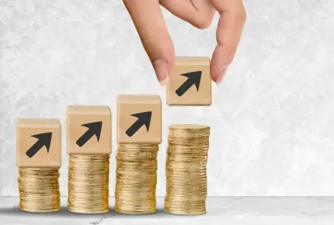 35歳の友人は新卒で入社した時から「5万円」給料が上がったそうです。同い年の自分は「2万円」ほどしか変わってないのですが、これって少ないのでしょうか？