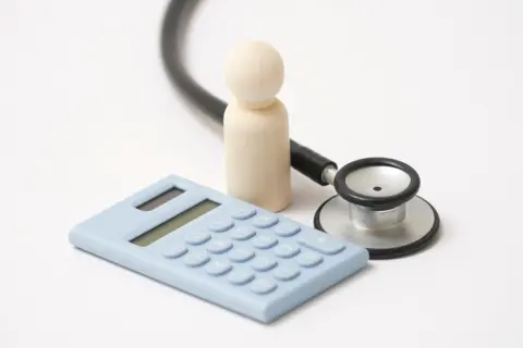 腕を骨折したときの医療費が「20万円」でした。生命保険の保険金を受け取りましたが、「高額療養費制度」は利用できますか？