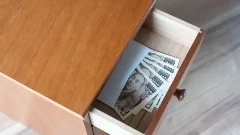 「50万円」のタンス預金の1万円札を少しずつ「新紙幣」に換えたい！ 手数料を節約するには何枚ずつ換えたらいいでしょうか？ 同じ銀行に何度も行っても怪しまれませんか？