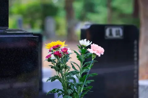 夫の年金「月18万円」で生活してきた80代の妻は、夫の死後に「遺族年金」をいくら受け取れる？
