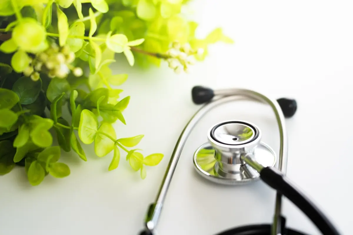 「50代の夫婦」ですが、二人で毎月「医療費」が「2万円」以上かかります。一般的にはいくらくらいなのでしょうか？