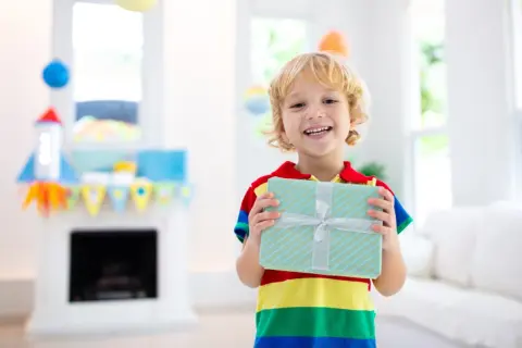 小学生の子どもの「誕生日プレゼント」にいくらかけるのが普通ですか？ 中学生になると相場は変わりますか？