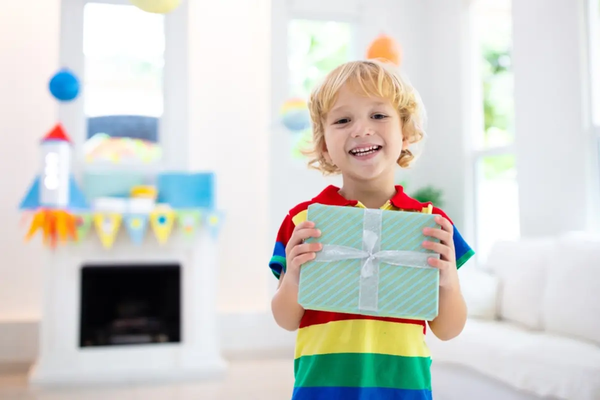 小学生の子どもの「誕生日プレゼント」にいくらかけるのが普通ですか？ 中学生になると相場は変わりますか？