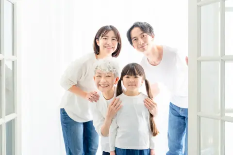 【試算】「親を扶養に入れると節税になる」って本当？ 年収500万円の会社員が「67歳・別居の母」を扶養に入れた場合の節税効果を検証