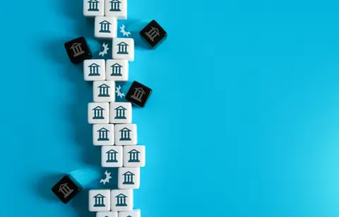 銀行に「2000万円」の貯金をしている我が家。「万が一」ですが銀行の「破綻リスク」が心配です。預けていたお金はどうなるの？