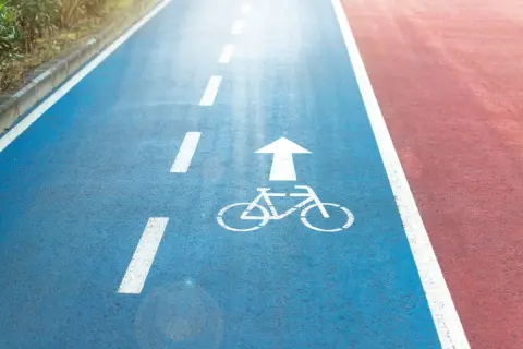 近所の車道は「自転車レーン」が狭くて危険！ 子どもに“車道”を走ってほしくないけど、青切符の導入で「罰金6000円」を払う必要が？ 子どもでも罰金の対象になるのか解説