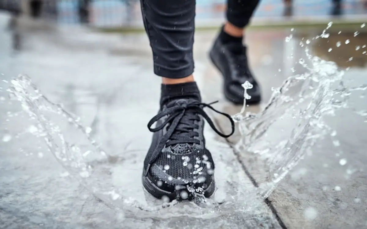 連日の大雨で「家族の靴が全滅」しました…！「新聞はとっていない」し、どう乾かすのが一番いい？「ドライヤー」「靴乾燥機」「浴室乾燥機」などコスパのよい乾かし方をチェック！