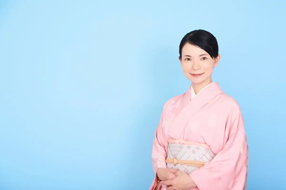 友人から「結婚式を華やかにしたいから振袖で来て」と連絡が！ レンタル・着付けなどで「20万円」以上かかるけど、友人のために着ていくべきですか？“ドレスとの費用差・断り方”を解説