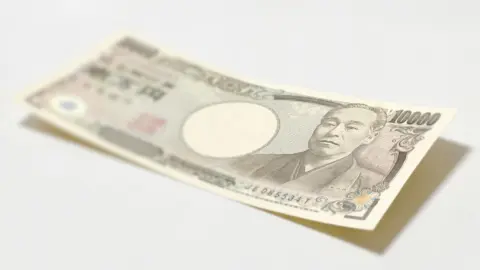 小学生の娘が「これ偽札？」と“福沢諭吉の1万円札”を見せてきた！ よく見ると「ホログラム」がないけど、もしかしてレアなの？ ホログラムあり・なしの違いとは