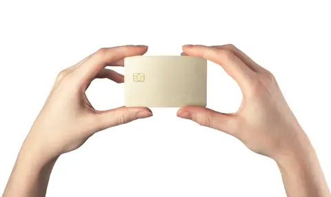 ゴールドカードを持つ友人。年収は私とそんなに変わらないはずなのですが、なぜ持てるのでしょうか？