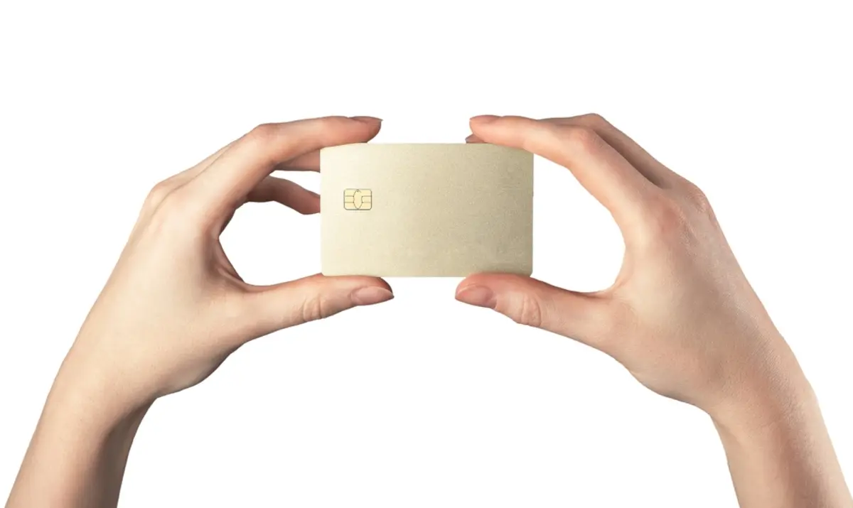 ゴールドカードを持つ友人。年収は私とそんなに変わらないはずなのですが、なぜ持てるのでしょうか？