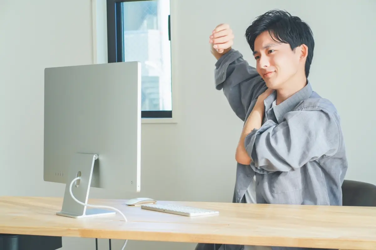 「月200時間」働いていますが、月給は20万円です。時給で計算すると「最低賃金」を下回っているのですが、“月給制”なら関係ありませんか？ 法律違反になるのでしょうか？